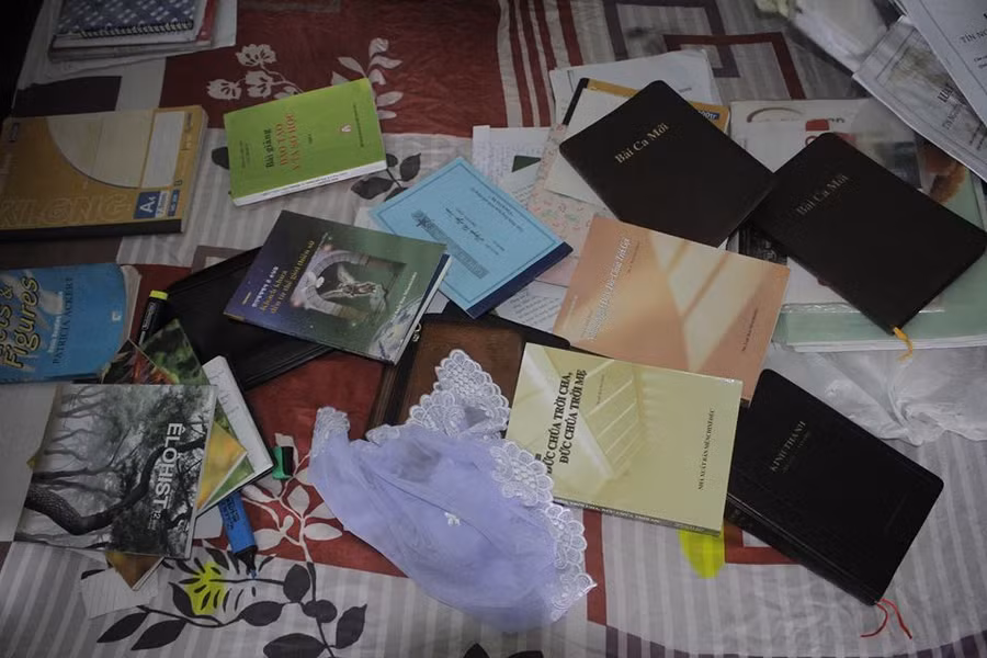 Tài liệu liên quan đến Hội thánh của Đức Chúa Trời công an thu giữ được tại nhà Hiếu