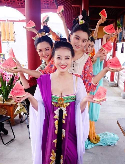 Dàn mỹ nhân trong phim Võ Tắc Thiên cũng chọn dưa hấu làm món ăn ưa thích. Dàn mỹ nhân trong phim Võ Tắc Thiên cũng chọn dưa hấu làm món ăn ưa thích.
