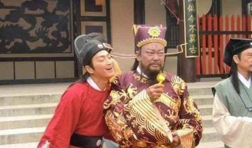 Bao Đại Nhân cho Triển Hộ Vệ ké tí với. Bao Đại Nhân cho Triển Hộ Vệ ké tí với.