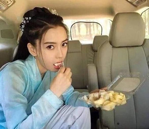 Angelababy thì có hẳn một "cung điện" cho riêng mình. Angelababy thì có hẳn một cung điện cho riêng mình.