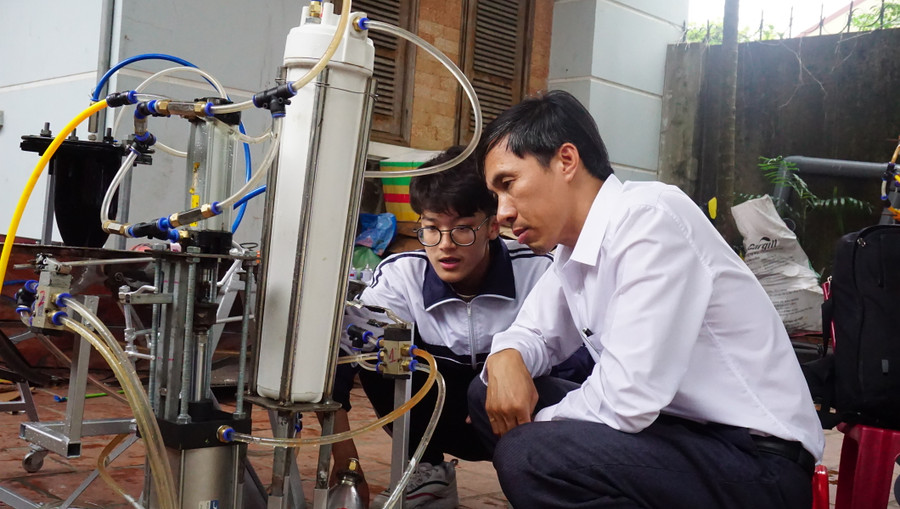 Nhật Anh và thầy giáo hướng dẫn Mai Văn Quyền