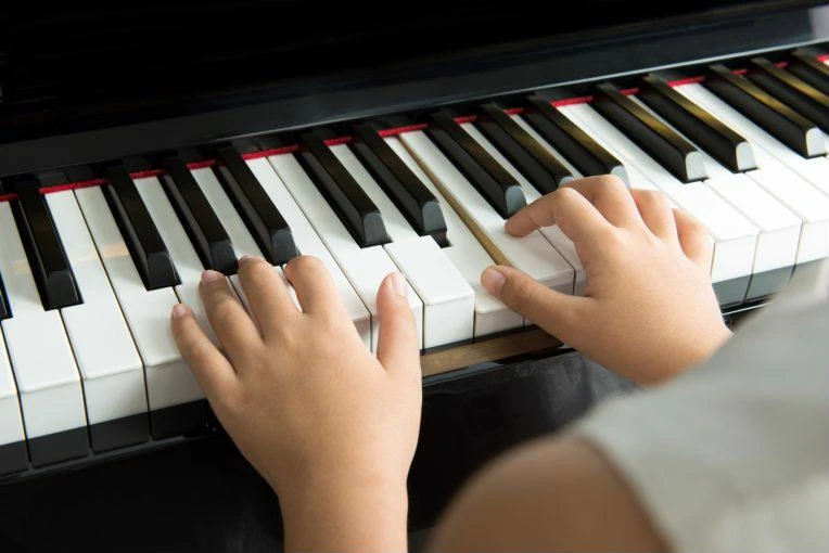 Trí tuệ trẻ phát triển vượt trội nhờ âm thanh từ phím đàn piano