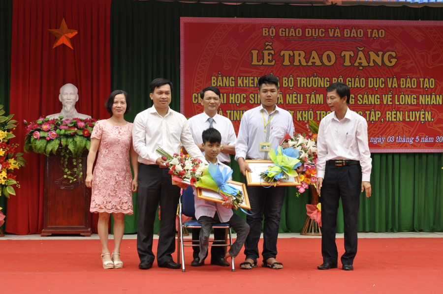 Đại diện Bộ GD-ĐT tặng Bằng khen cho học sinh Nguyễn Tất Minh và Ngô Minh Hiếu, Trường THPT Triệu Sơn 5