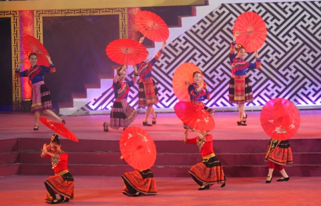 Tái hiện phiên chợ gặp gỡ do đoàn ca múa nhạc Dân gian Việt Bắc biểu diễn