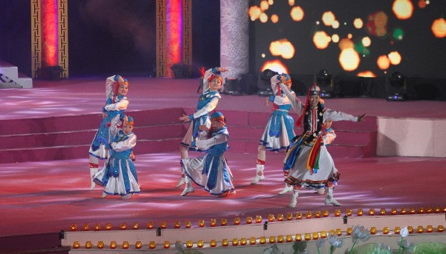 Tiết mục múa sôi động của đoàn nghệ thuật Mông Cổ