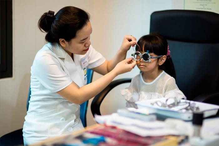 Con cận thị từ sớm, bố mẹ nên làm gì? ảnh 2