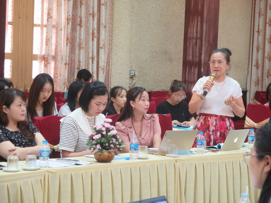 Giảng viên Cao Thị Hảo, Đại học Sư Phạm, Đại học Thái Nguyên trao đổi tại chương trình.