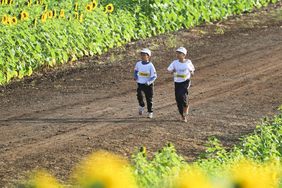 Các runner nhí căng sức mình trên đường chạy S-Race Family 1,5km để cổ vũ các anh chị tham gia giải