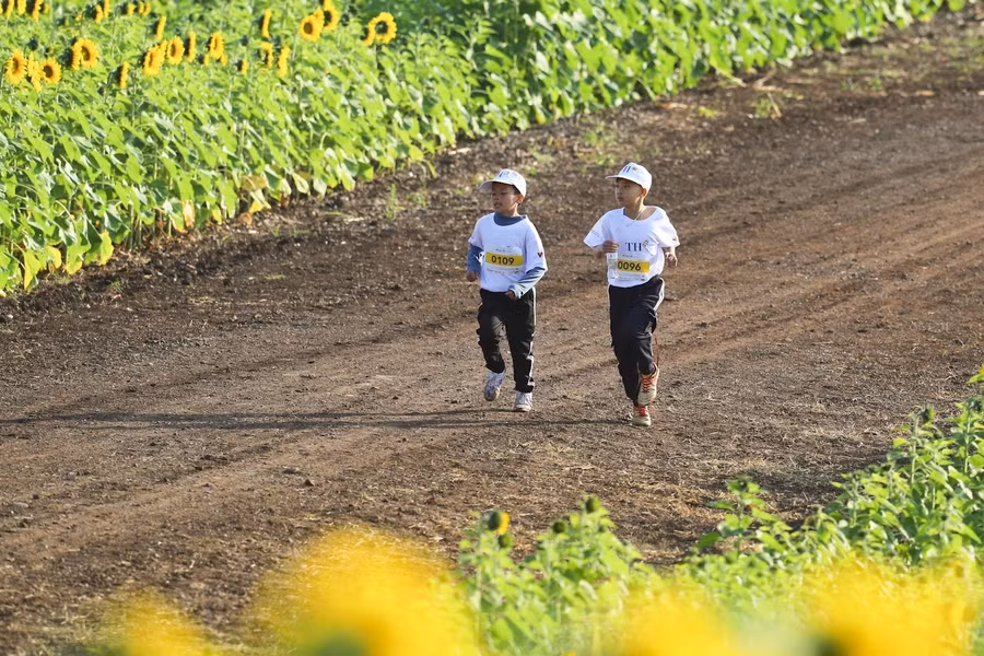 Các runner nhí căng sức mình trên đường chạy S-Race Family 1,5km để cổ vũ các anh chị tham gia giải