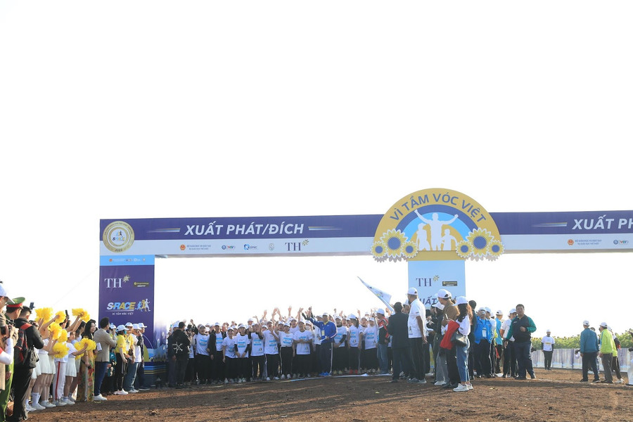 Các vận động viên tại điểm xuất phát. Thời tiết đẹp và tăng thêm không khí hào hứng và sôi động tại sự kiện