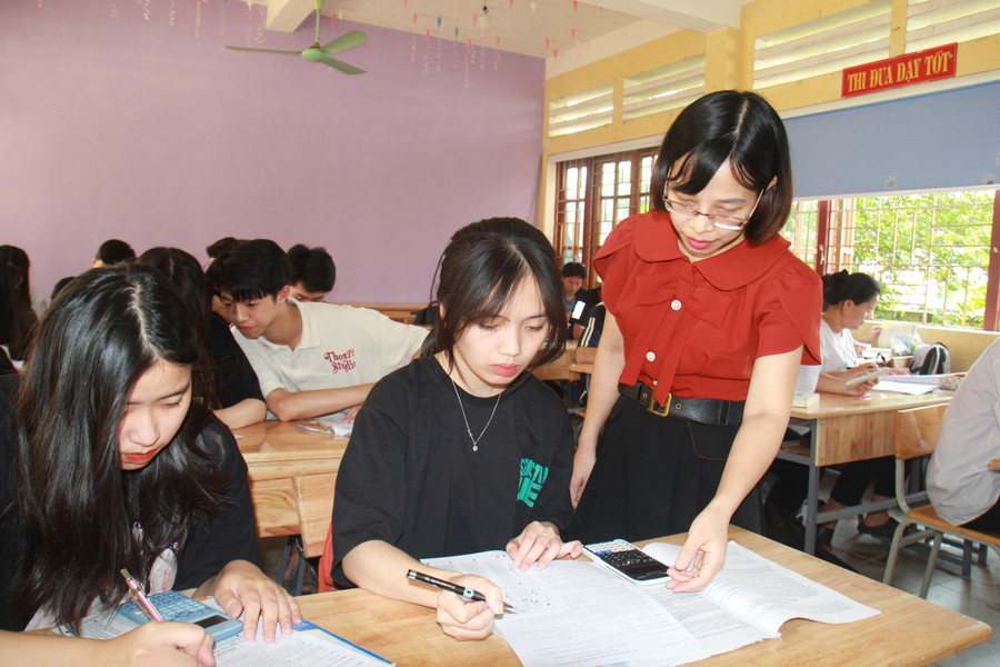 Cô Nguyễn Thị Thúy trong giờ ôn luyện cho học sinh THPT số 1 Bắc Hà.