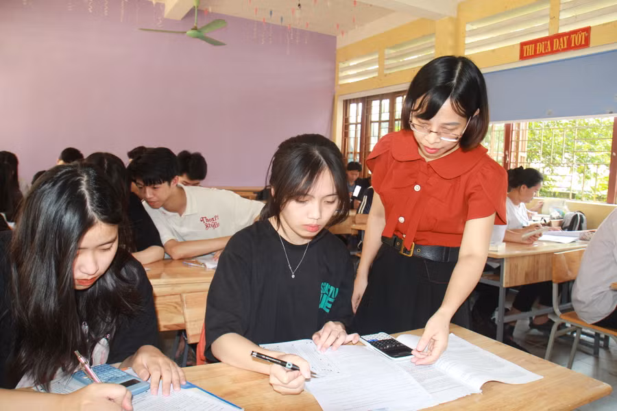 Cô Nguyễn Thị Thúy trong giờ ôn luyện cho học sinh THPT số 1 Bắc Hà.