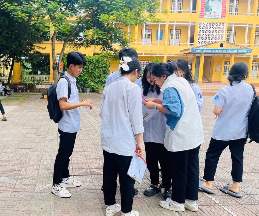 Các thí sinh ở Điểm thi THPT số 2 Bảo Thắng sau khi kết thúc kỳ thi.