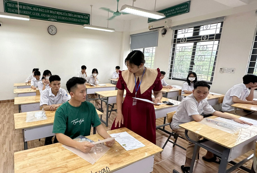 Thí sinh Lào Cai hoàn thành ngày thi đầu tiên trong tâm thế phấn khởi, tự tin. Thí sinh Lào Cai hoàn thành ngày thi đầu tiên trong tâm thế phấn khởi, tự tin.