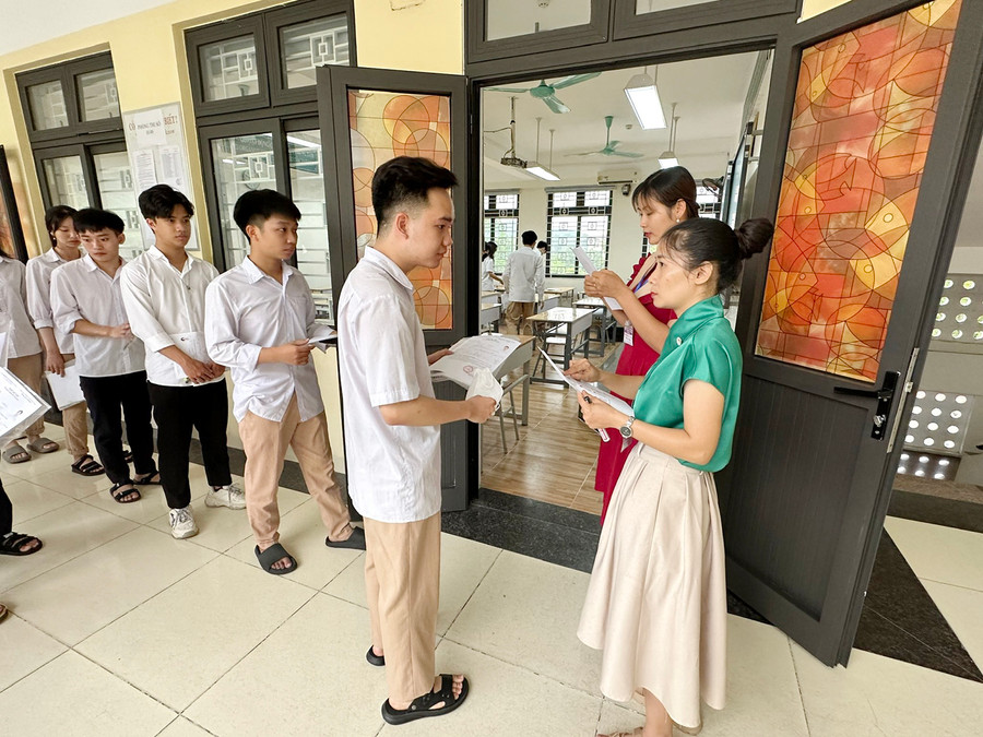 Các thí sinh Lào Cai sẵn sàng bước vào thi môn Toán. Các thí sinh Lào Cai sẵn sàng bước vào thi môn Toán.