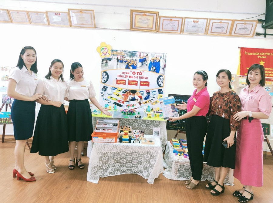 Các đại biểu tham quan Dự án "Ô tô" của lớp mẫu giáo 5 - 6 tuổi A1. Các đại biểu tham quan Dự án "Ô tô" của lớp mẫu giáo 5 - 6 tuổi A1.