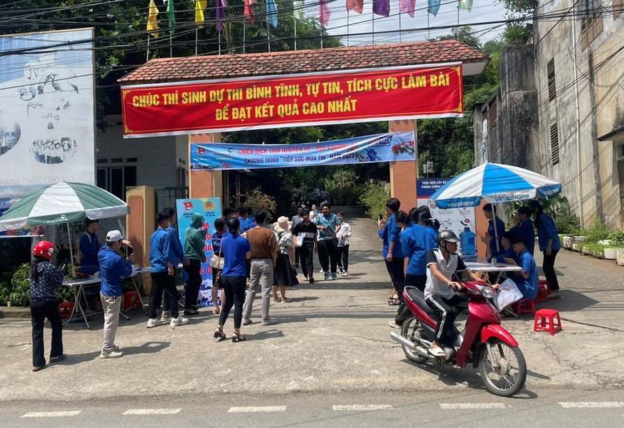 Thí sinh tại Điểm thi số 5 thành phố Lào Cai tự tin ra khỏi khu vực thi. Thí sinh tại Điểm thi số 5 thành phố Lào Cai tự tin ra khỏi khu vực thi.