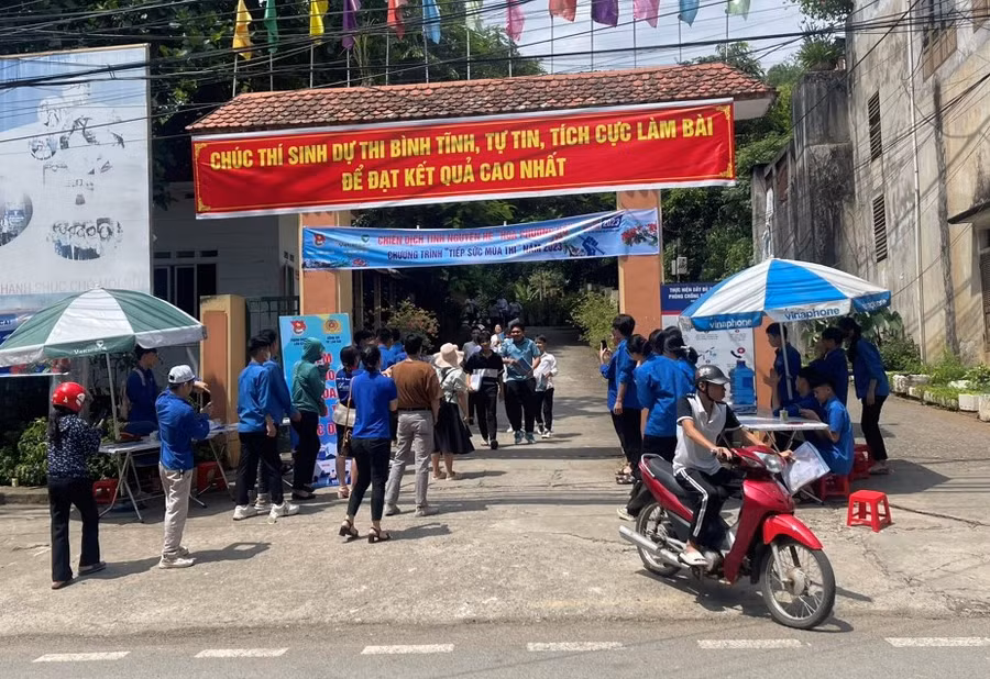 Thí sinh tại Điểm thi số 5 thành phố Lào Cai tự tin ra khỏi khu vực thi.