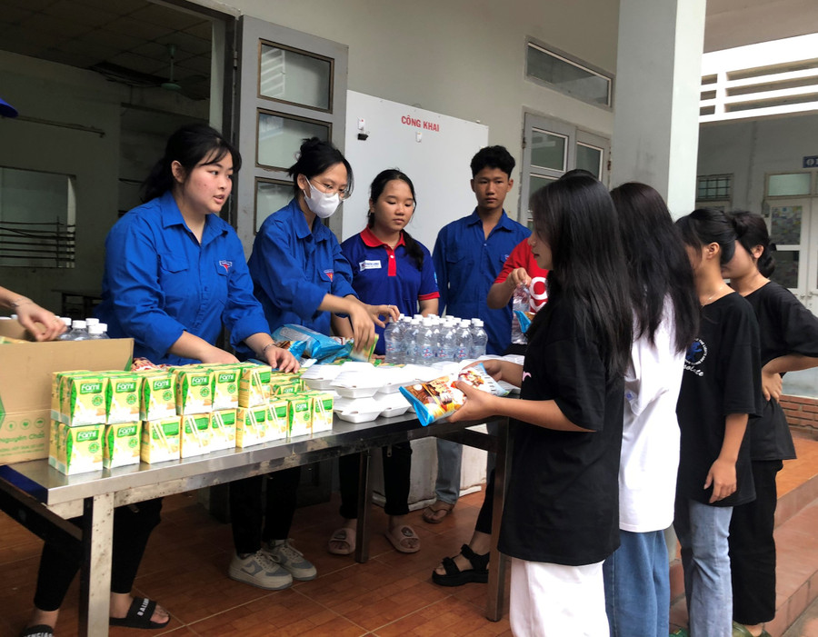 Tiếp sức thí sinh tại Điểm thi PTDTNT huyện Mường Tè. Tiếp sức thí sinh tại Điểm thi PTDTNT huyện Mường Tè.