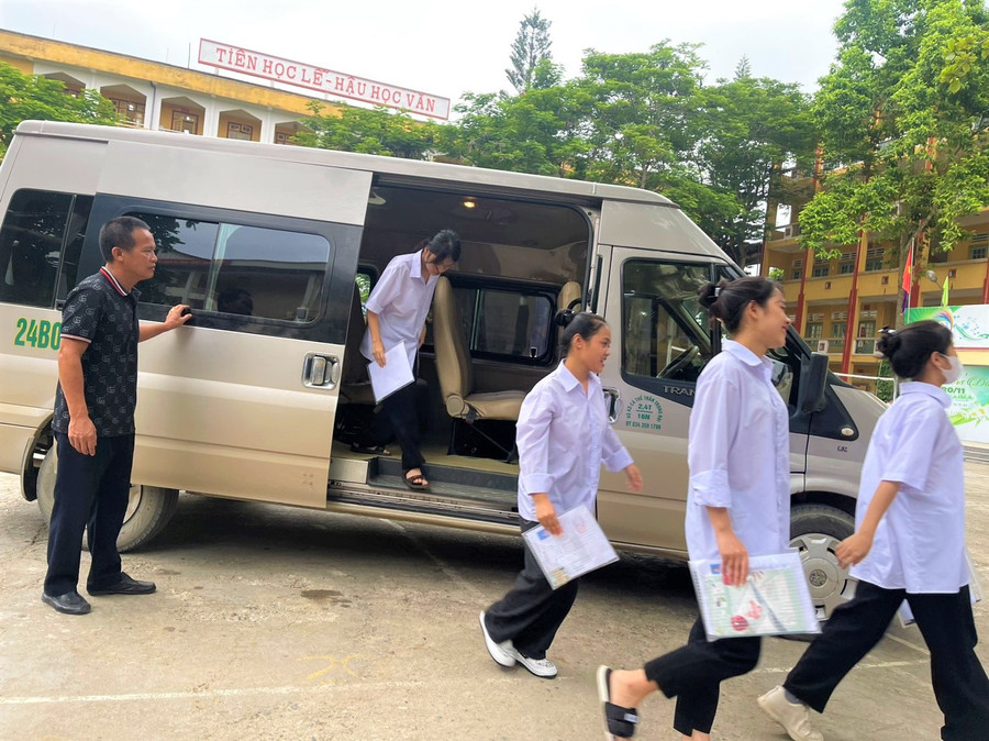 Thí sinh ở Điểm thi THPT số 1 Bảo Thắng được xe đưa đến điểm thi từ rất sớm.