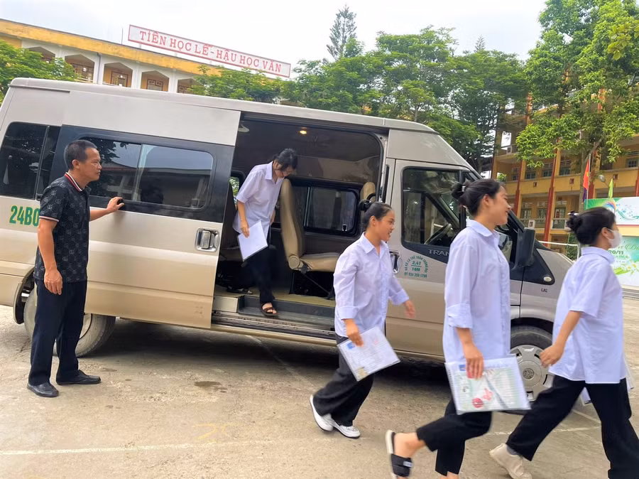 Thí sinh ở Điểm thi THPT số 1 Bảo Thắng được xe đưa đến điểm thi từ rất sớm. Thí sinh ở Điểm thi THPT số 1 Bảo Thắng được xe đưa đến điểm thi từ rất sớm.
