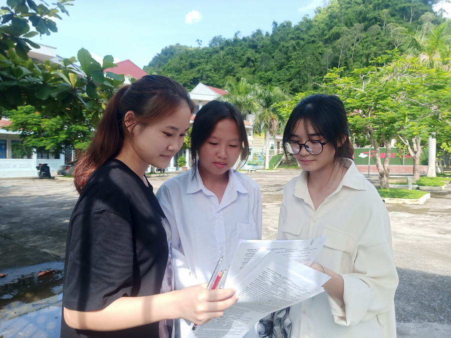 Thí sinh Lừu Thị Sung cùng bạn bè chia sẻ kết quả thi môn Tiếng Anh.