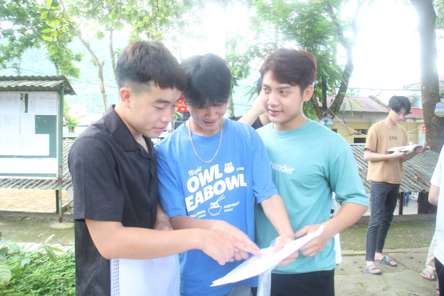 Thí sinh Điểm thi THPT Mường Tè trao đổi kết quả bài thi. Thí sinh Điểm thi THPT Mường Tè trao đổi kết quả bài thi.