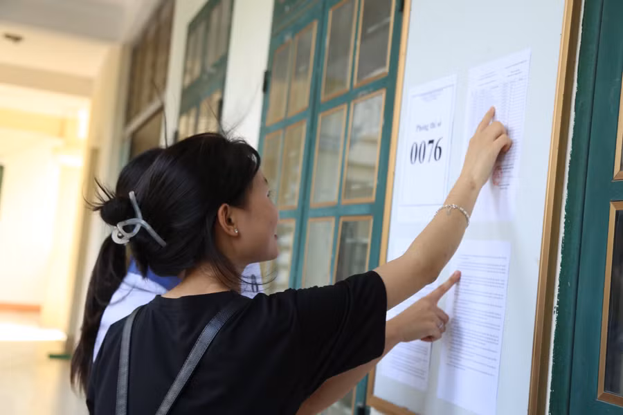 Thí sinh tại Điểm thi DTNT THCS và THPT Bát Xát xem số báo danh tại phòng thi.