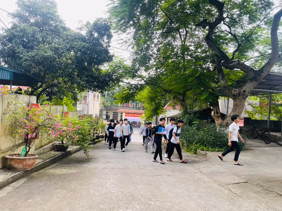 Các thí sinh tại Điểm thi số 5 thành phố Lào Cai.