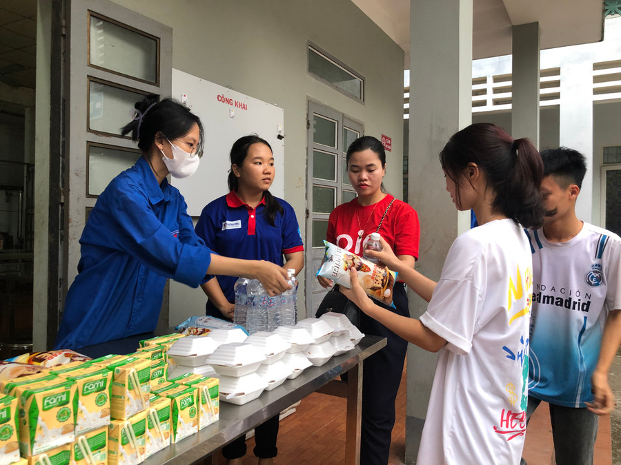 Thí sinh tại Điểm thi PTDTNT huyện Mường Tè nhận tiếp sức từ các đoàn viên, thanh niên. Thí sinh tại Điểm thi PTDTNT huyện Mường Tè nhận tiếp sức từ các đoàn viên, thanh niên.