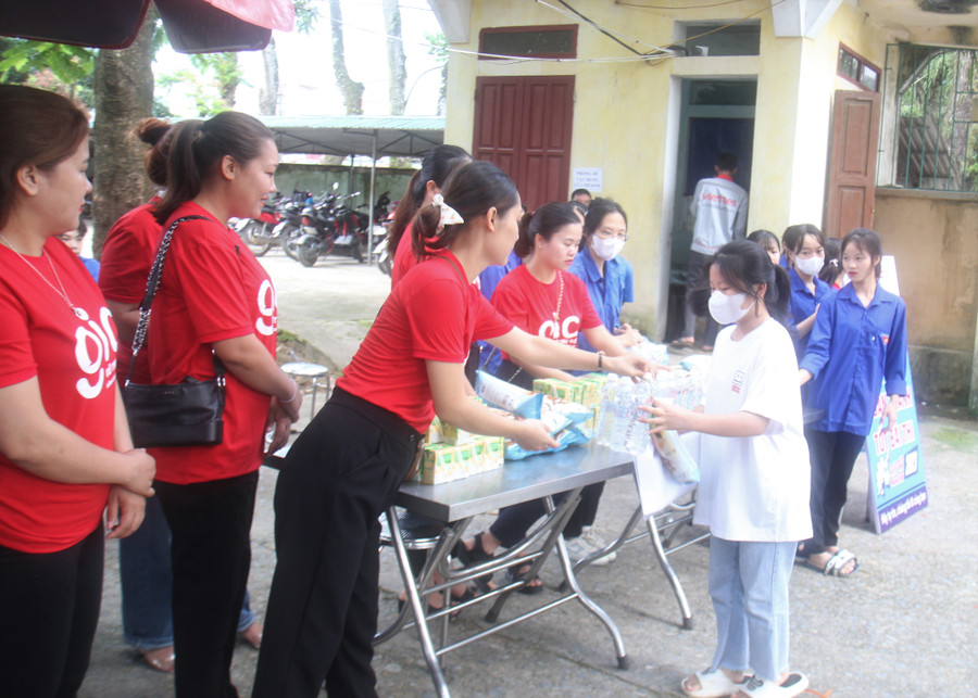 Các thí sinh tại Điểm thi THPT Mường Tè được tiếp sức trước khi vào thi môn Ngữ văn.