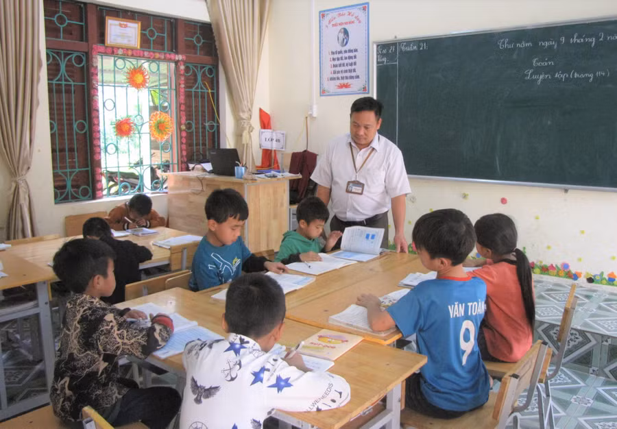 Thầy Chuyền thăm học sinh lớp 3 đang học Chương trình GDPT mới.