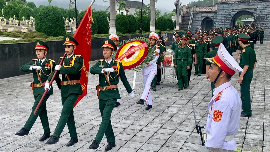 An táng hài cốt liệt sỹ quân tình nguyện Việt Nam hy sinh tại Lào ở Nghĩa trang Liệt sĩ Tông Khao.