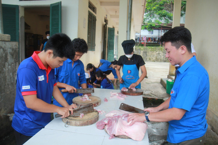 Anh Pờ Vũ Thanh Bình, Phó Bí thư Huyện đoàn Mường Tè (bên phải) trực tiếp hỗ trợ nấu ăn tại trường PTDTNT huyện Mường Tè. Anh Pờ Vũ Thanh Bình, Phó Bí thư Huyện đoàn Mường Tè (bên phải) trực tiếp hỗ trợ nấu ăn tại trường PTDTNT huyện Mường Tè.