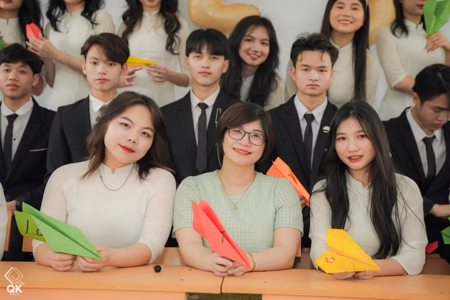 Cô Phan Thị Hòa (ngồi giữa) chụp ảnh lưu niệm cùng học sinh.