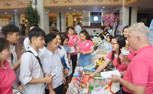 Trường Đại học Hùng Vương tổ chức Ngày hội việc làm - tư vấn tuyển sinh năm 2019 tạo cơ hội cho học sinh lớp 12, các bậc phụ huynh, có thông tin lựa chọn nghề nghiệp trước khi đăng ký nguyện vọng vào các trường đại học cao đẳng.