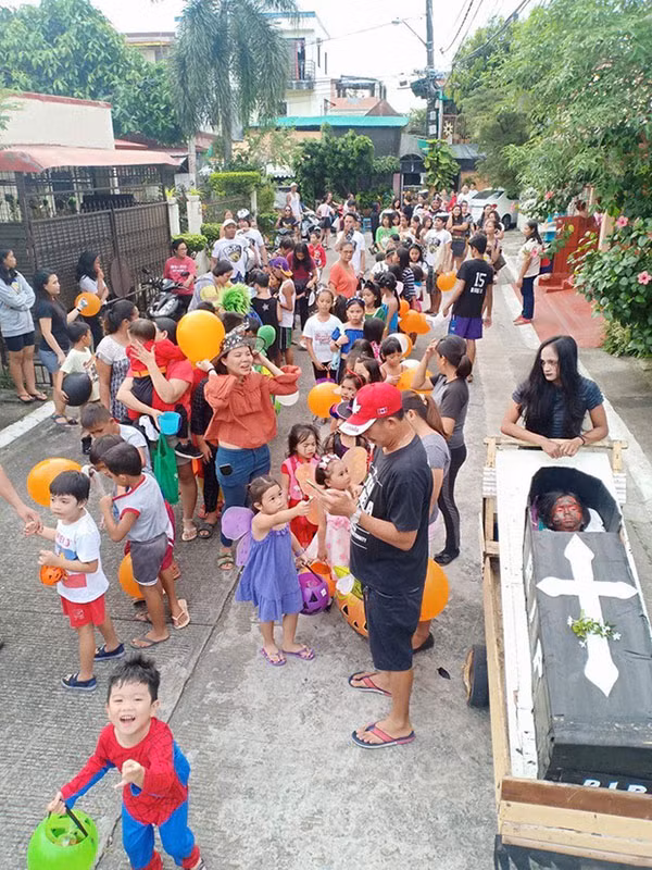 Năm nay xu hướng cosplay cho mùa Halloween đã lên một level mới: càng kinh dị, càng đáng sợ càng hot. Điển hình là cô bé này, mang hẳn chiếc quan tài tới lễ hội hóa trang ở trường.