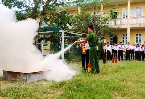 Các em học sinh tập trung và hào hứng lắng nghe Cảnh sát PCCC&CHCN chia sẻ những kiến thức cơ bản về PCCC & CNCH 