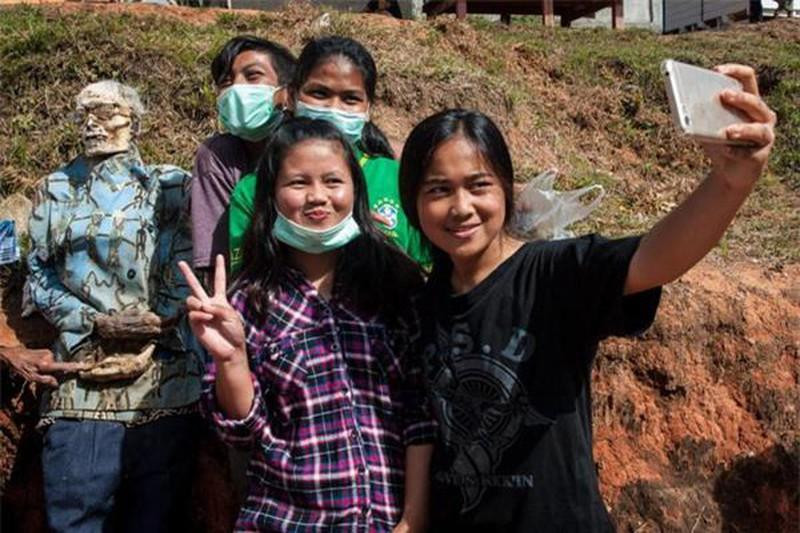 Sở da gà cách bộ lạc ở Indonesia “tưởng nhớ” người thân đã chết ảnh 2 Thậm chí người dân còn thoải mái chụp ảnh tự sướng bên cạnh... xác ướp.