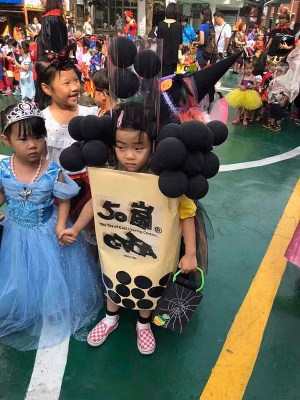 Năm ngoái các mẹ bỉm sữa thi nhau biến hóa cho con mình thành các món đồ uống dễ thương như trà sữa,...