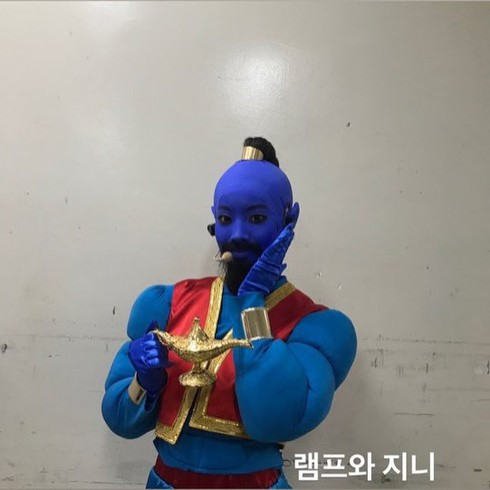 Dahyun TWICE gây ấn tượng khi hóa trang thành Thần đèn Aladdin. Dahyun TWICE gây ấn tượng khi hóa trang thành Thần đèn Aladdin.