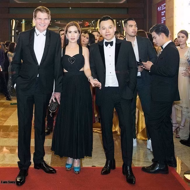 Vẫn biết nữ tỷ phú người Việt Mimi Morris giàu có, quan hệ rộng nhưng thân với toàn nhân vật quyền lực showbiz thế này thì đúng là quá hoành tráng - Ảnh 4.