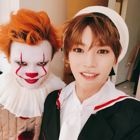 Chenle NCT hóa thân thành chú hề ma quái. Chenle NCT hóa thân thành chú hề ma quái.