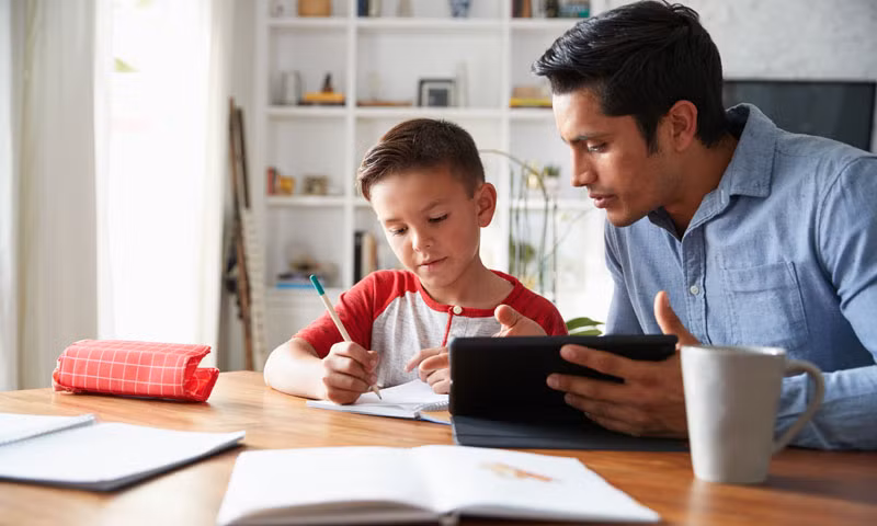 Cha mẹ dạy con kiên nhẫn (hình minh họa)