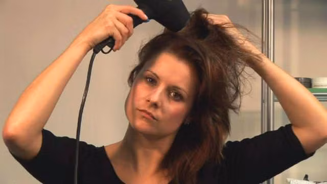 Không được để máy sấy sát vào da đầu sẽ gây tổn hại cho tóc (hình minh họa).