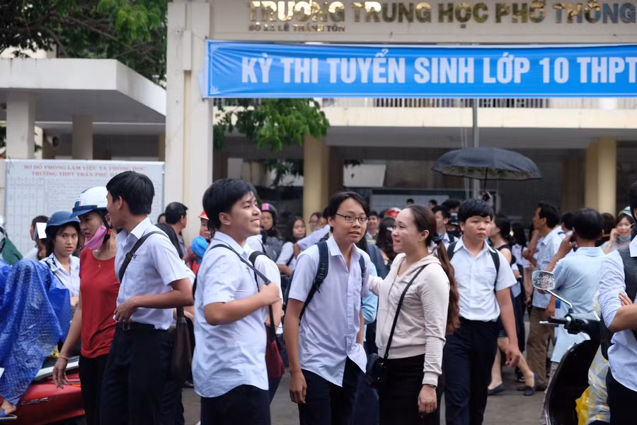 Thí sinh dự thi tại điểm thi trường THPT Phan Châu Trinh kết thúc môn thi Ngữ văn. 