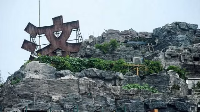 Xây núi khổng lồ trên sân thượng chung cư, ông bác sĩ điên rồ vấp phải sự phản đối và phẫn nộ lớn từ người dân và chính quyền - Hình 5