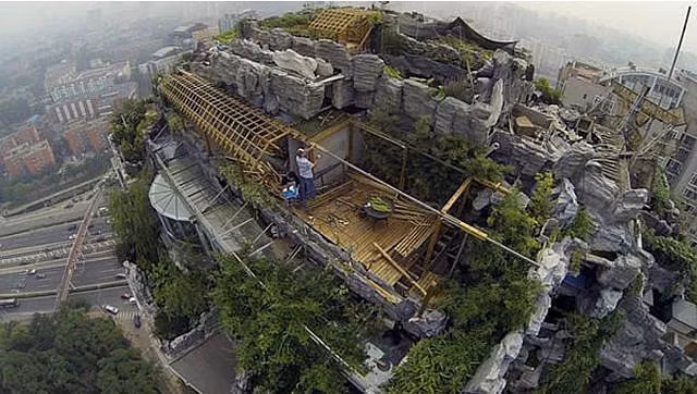 Xây núi khổng lồ trên sân thượng chung cư, ông bác sĩ điên rồ vấp phải sự phản đối và phẫn nộ lớn từ người dân và chính quyền - Hình 2