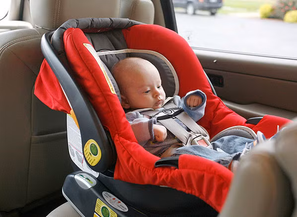 Sử dụng ghế dành riêng cho trẻ, quay ghế ngược lại so với ghế đằng trước, lắp đặt cẩn thận.