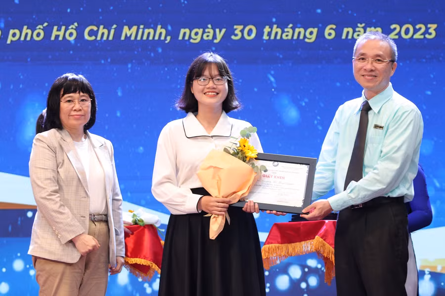 Đại diện một Khoa của Nhà trường trao bằng khen cho sinh viên có thành tích học tập xuất sắc.